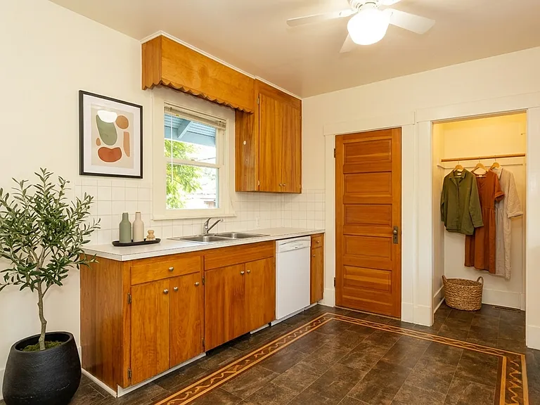 Evanston Apartments - Located on the north side of Fremont — Photo 16