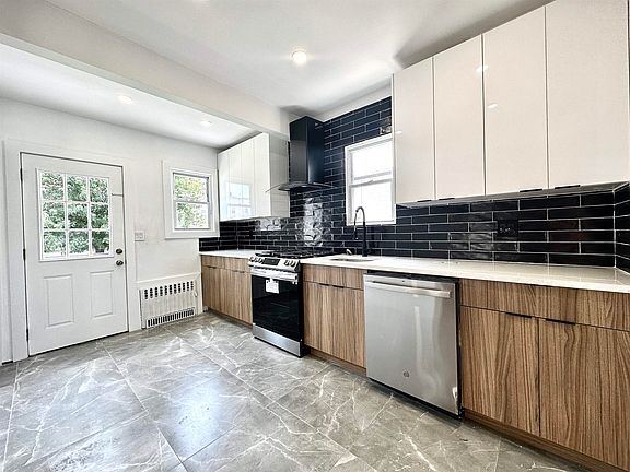 3rd image of 136 Belgrove Dr