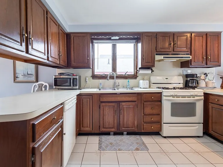 545 Hudson St — Photo 8