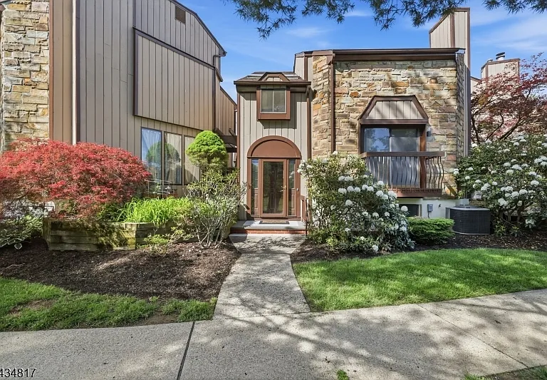 15 Delbarton Ct — Photo 2
