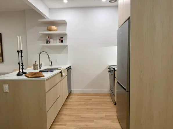 558 Sackett Street image 4 of 20