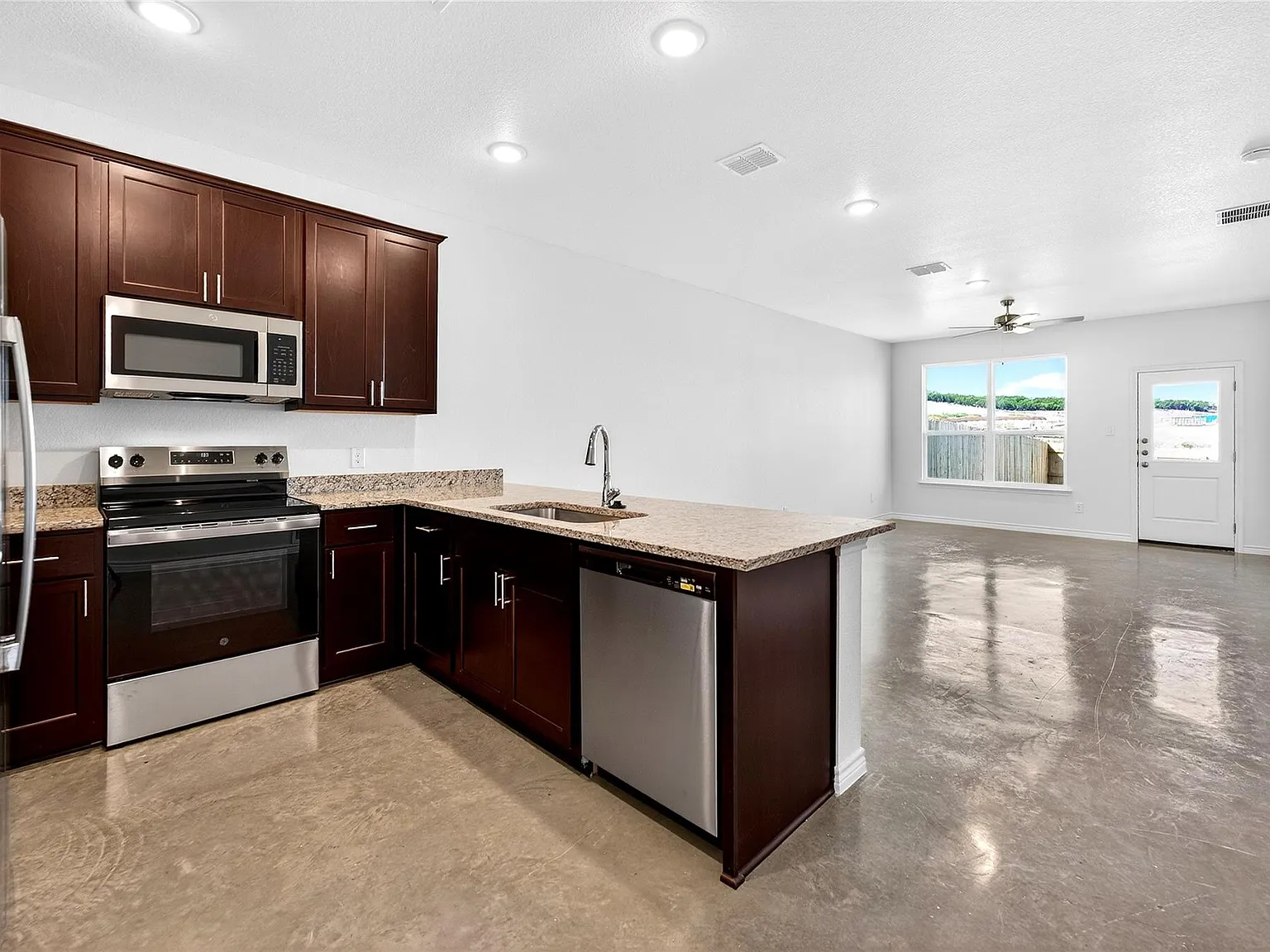 3 bed, 2.0 bath, 1175 sqft, $1,400 — Photo 1