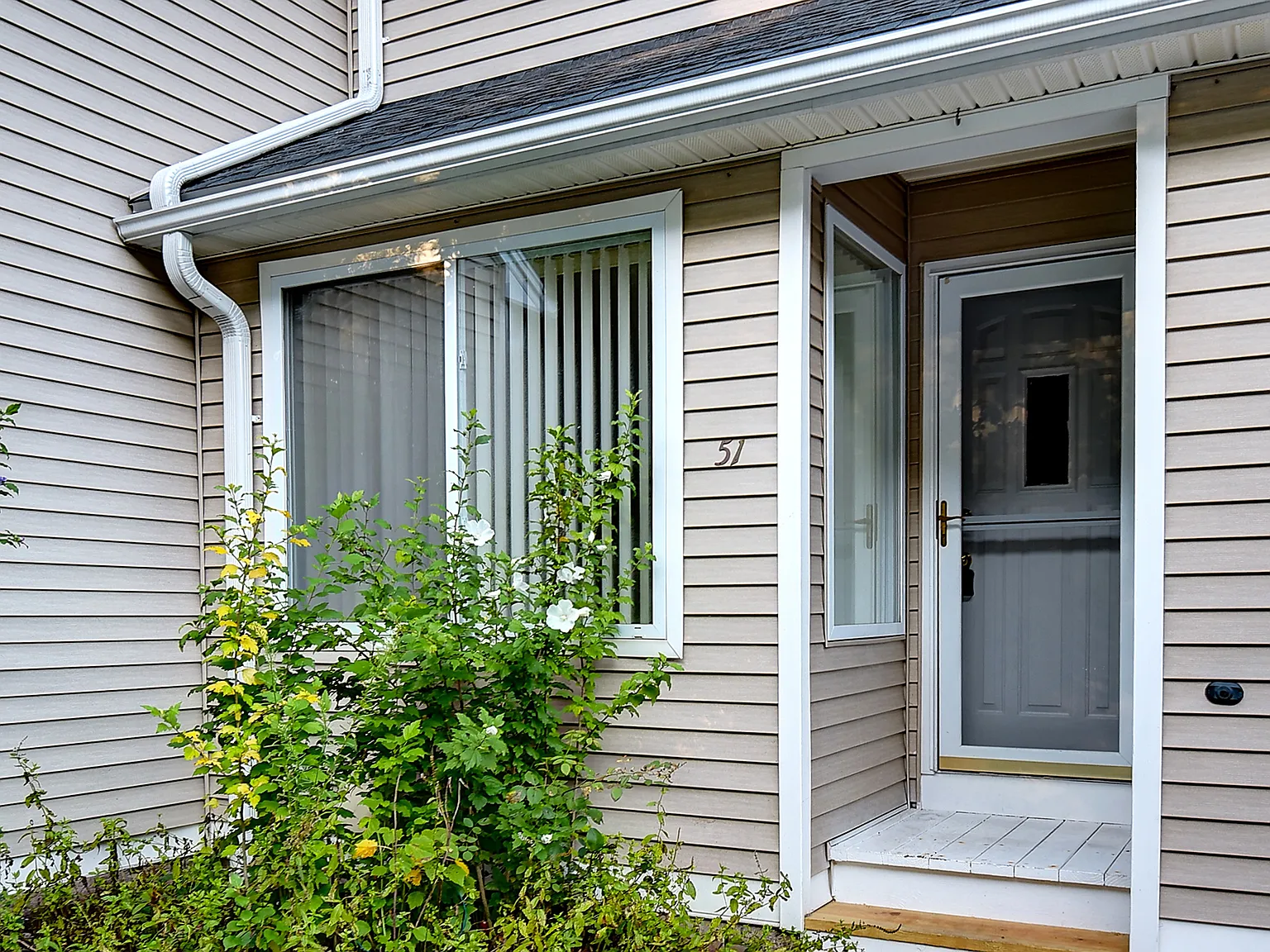 3 bed, 2.5 bath, 2278 sqft, $3,000 — Photo 2