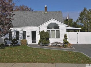 61 Hollyhock Rd, Levittown, NY 11756