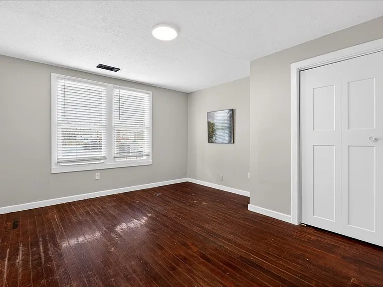 413 E Ormsby Ave — Photo 24