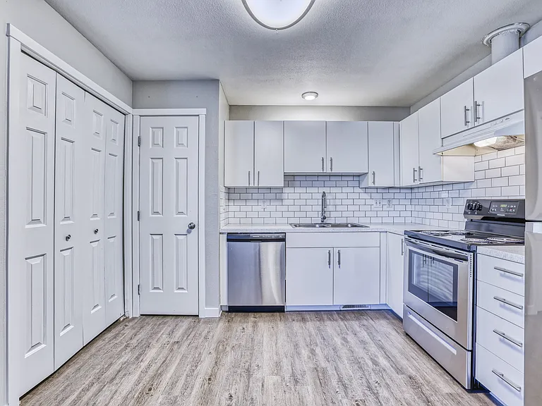 Selkirk Apartments — Photo 8