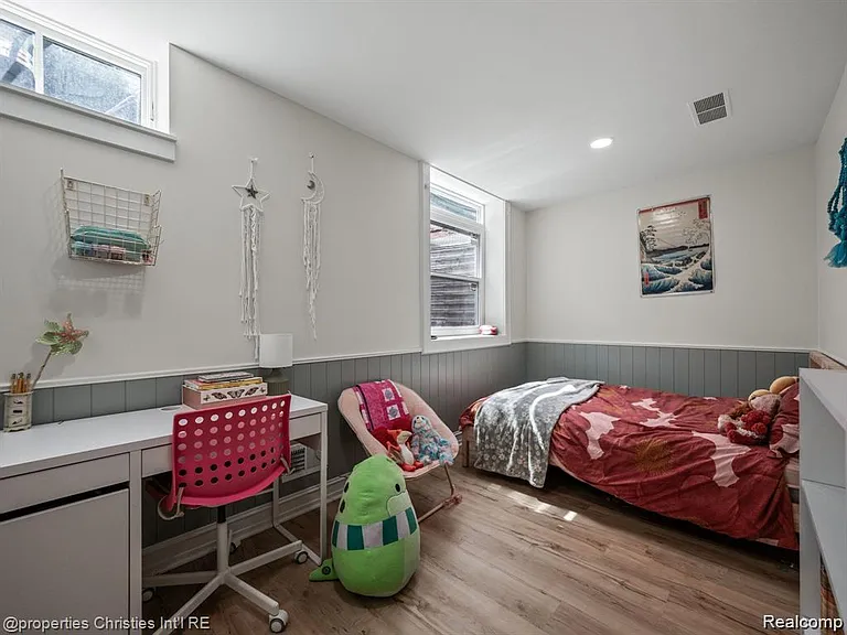 731 S Bates St — Photo 36