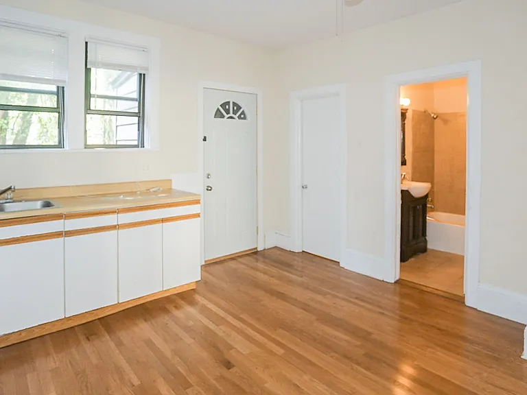 2254 N Southport Ave — Photo 16
