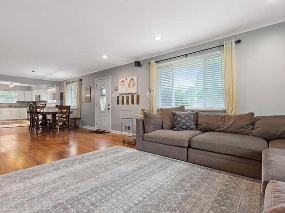 5th image of 2100 Cresthill Dr