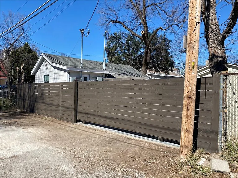 1105 E 3rd St #B — Photo 11