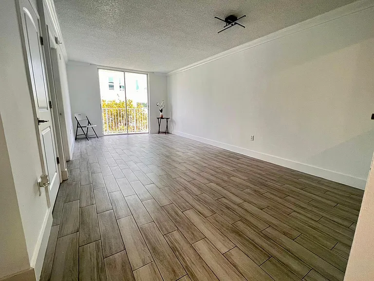 126 SW 17th Rd #405 — Photo 2