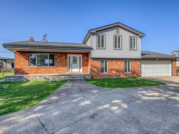22770 Worthington Ct, Saint Clair Shores, MI 48081
