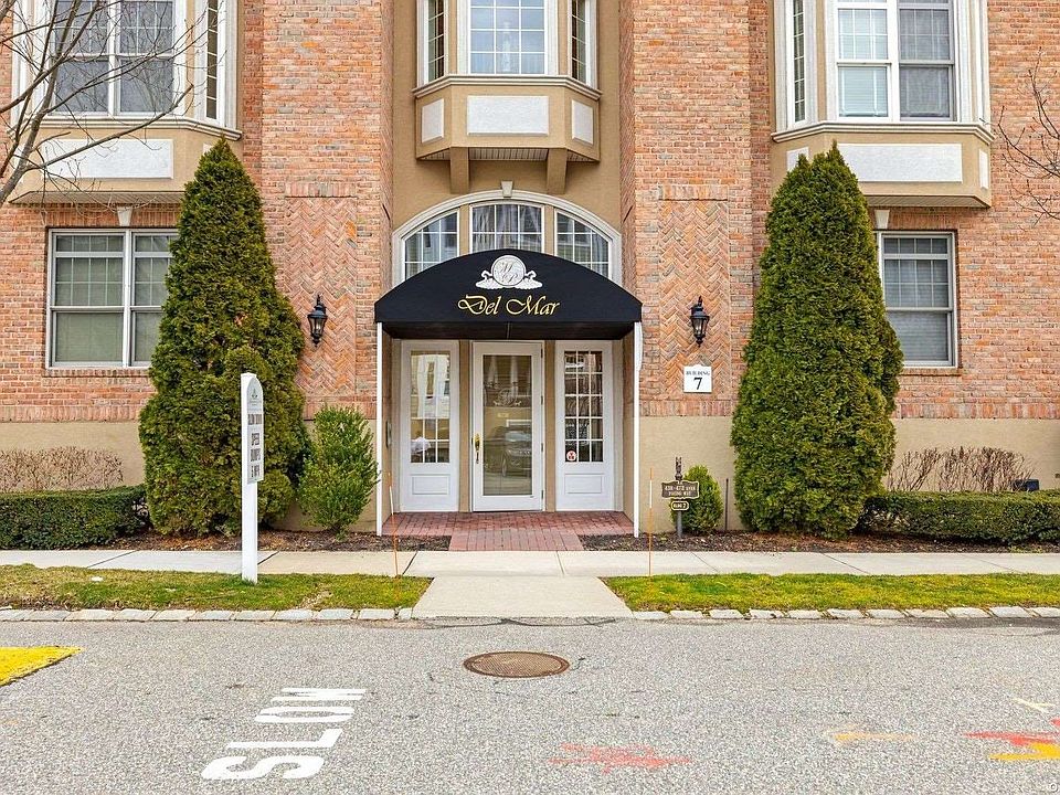 Meadowbrook Pointe - 458 Pacing Way Westbury NY | Zillow