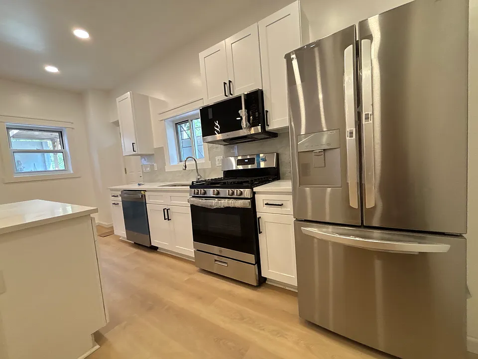 2516 Centre Ave #II
