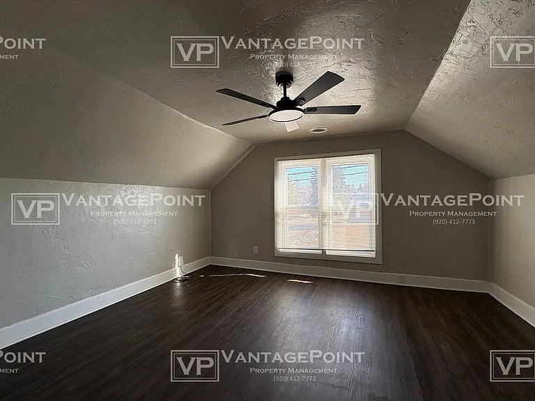 521 1/2 S Sawyer St — Photo 4