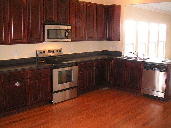 Lge kitchen w/ SS appliances