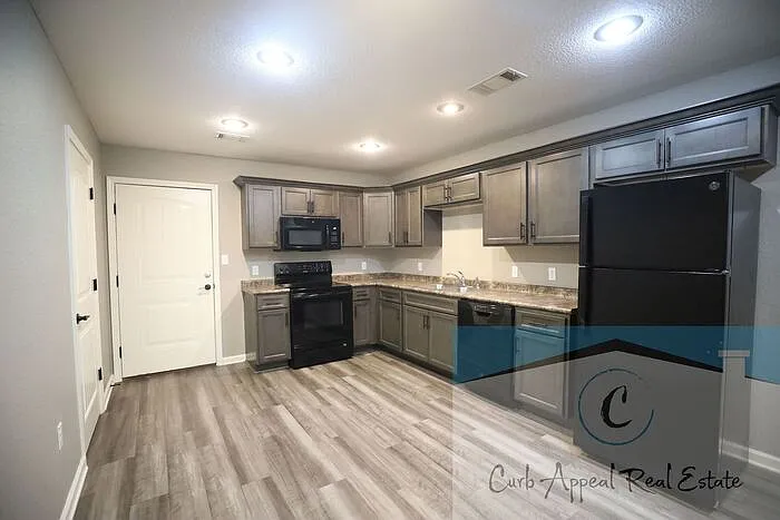 918 W Oak Ave #B — Photo 4