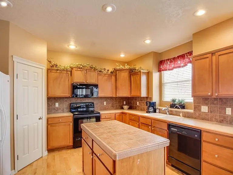2291 E Meadow Creek Dr — Photo 2