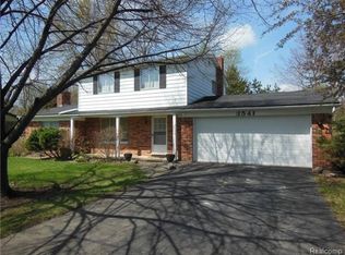 3541 Harvey Lake Rd, Highland, MI 48356