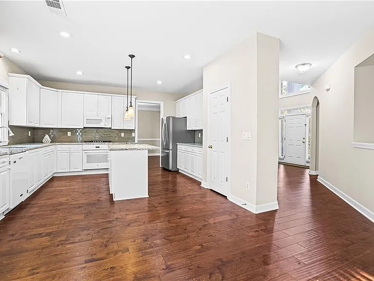 3010 Lakeside Ct — Photo 4