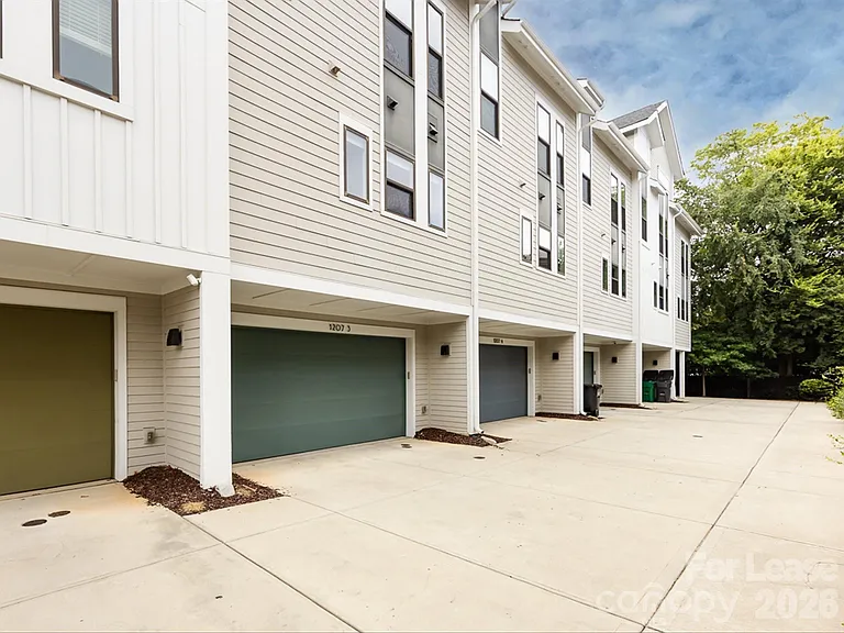 1207 E 36th St #3 — Photo 44