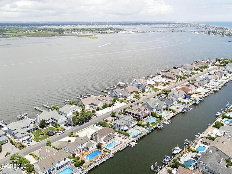 242 Curtis Point Dr — Photo 43