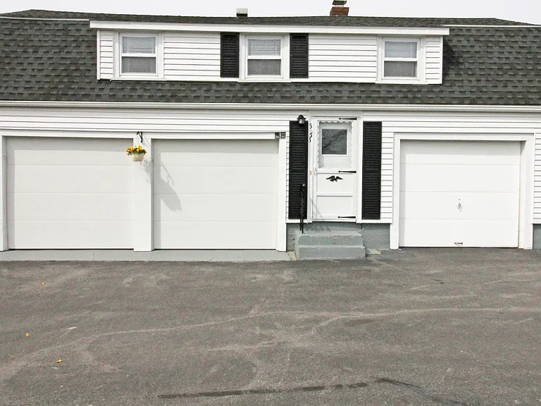 563 Aquidneck Ave — Photo 1