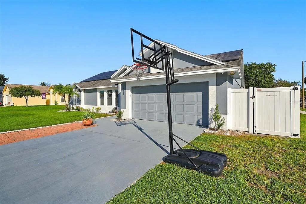 4 bed, 2.0 bath, 1899 sqft, $3,000 — Photo 3