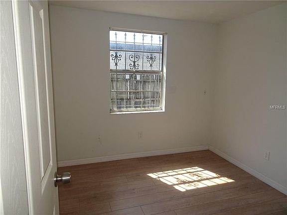 5th image of 904 E Yukon St