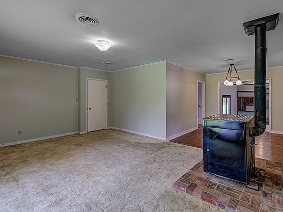 4th image of 34 Bellaire Dr
