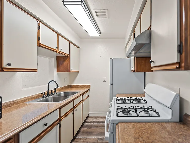 248 E Buckthorn St — Photo 6