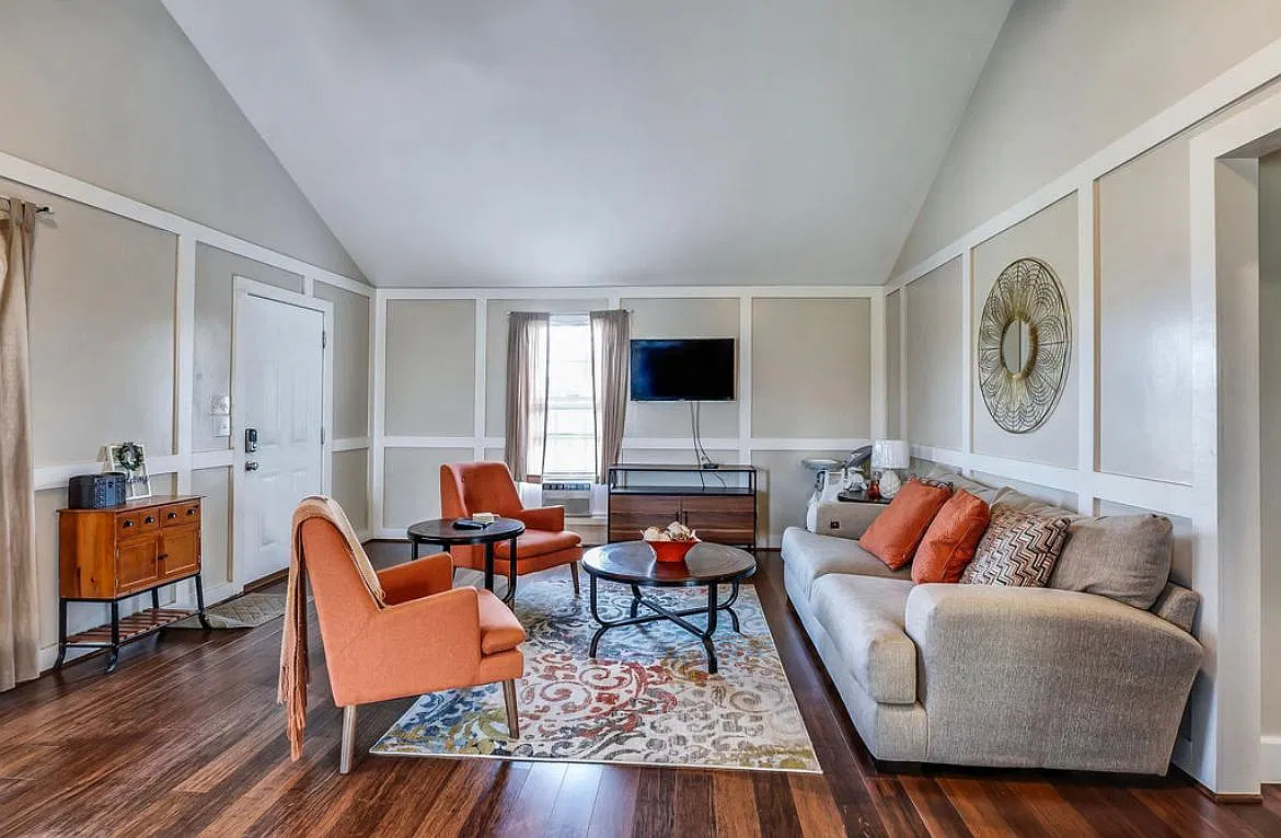 2 bed, 1120 sqft, $1,750 — Photo 2