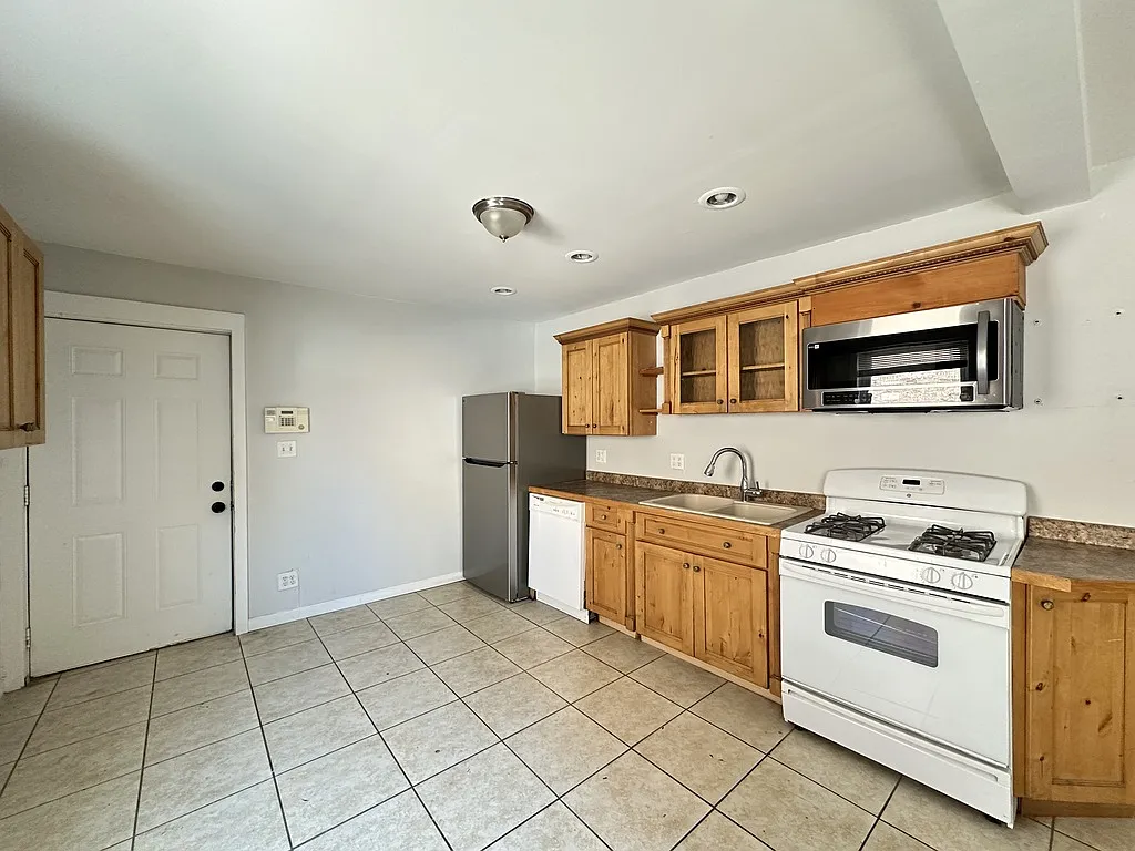 Refreshing 1 Bed, 1 Bath at Clybourn + Fullerton (DePaul) — Photo 3