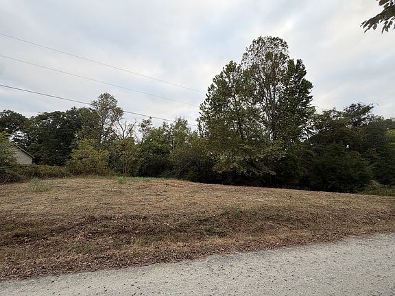 5th image of 2218 Gina Ln