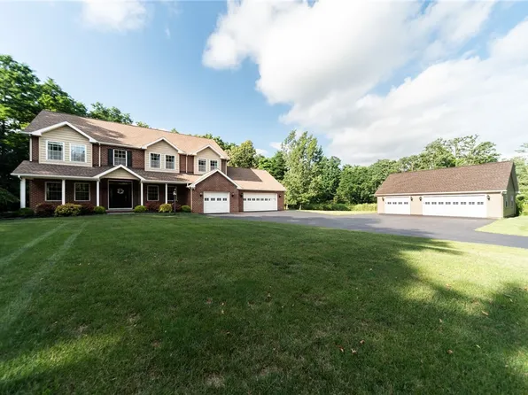 7293 Selden Rd, Le Roy, NY 14482