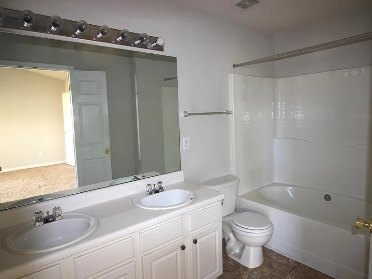 205 Canyon Lake Cir — Photo 11