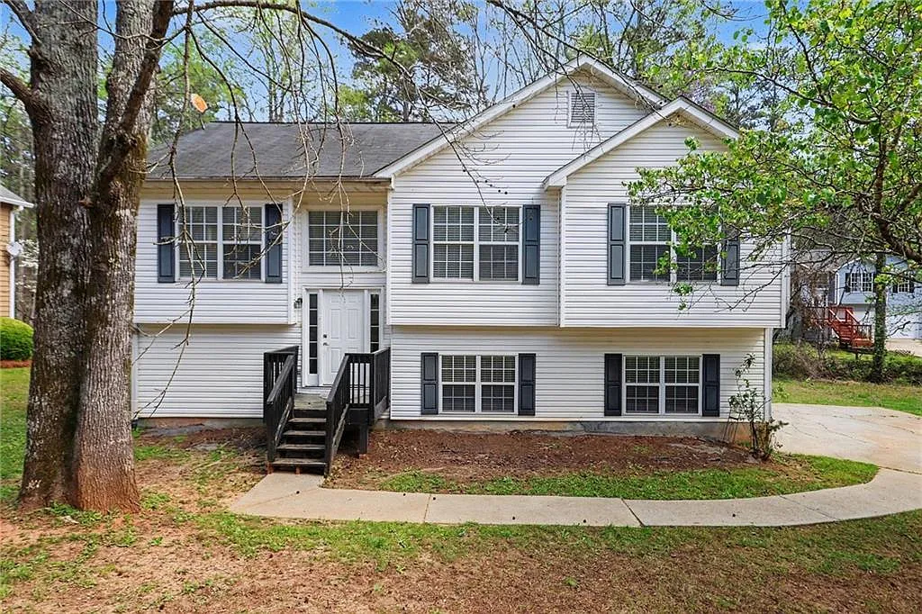 4 bed, 2.0 bath, 1210 sqft, $2,099 — Photo 1