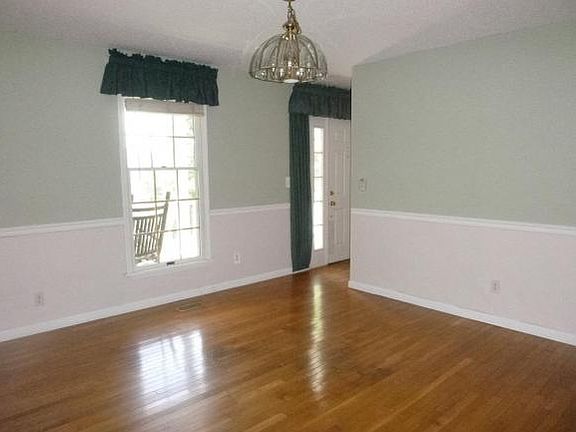 3rd image of 729 Woodland St