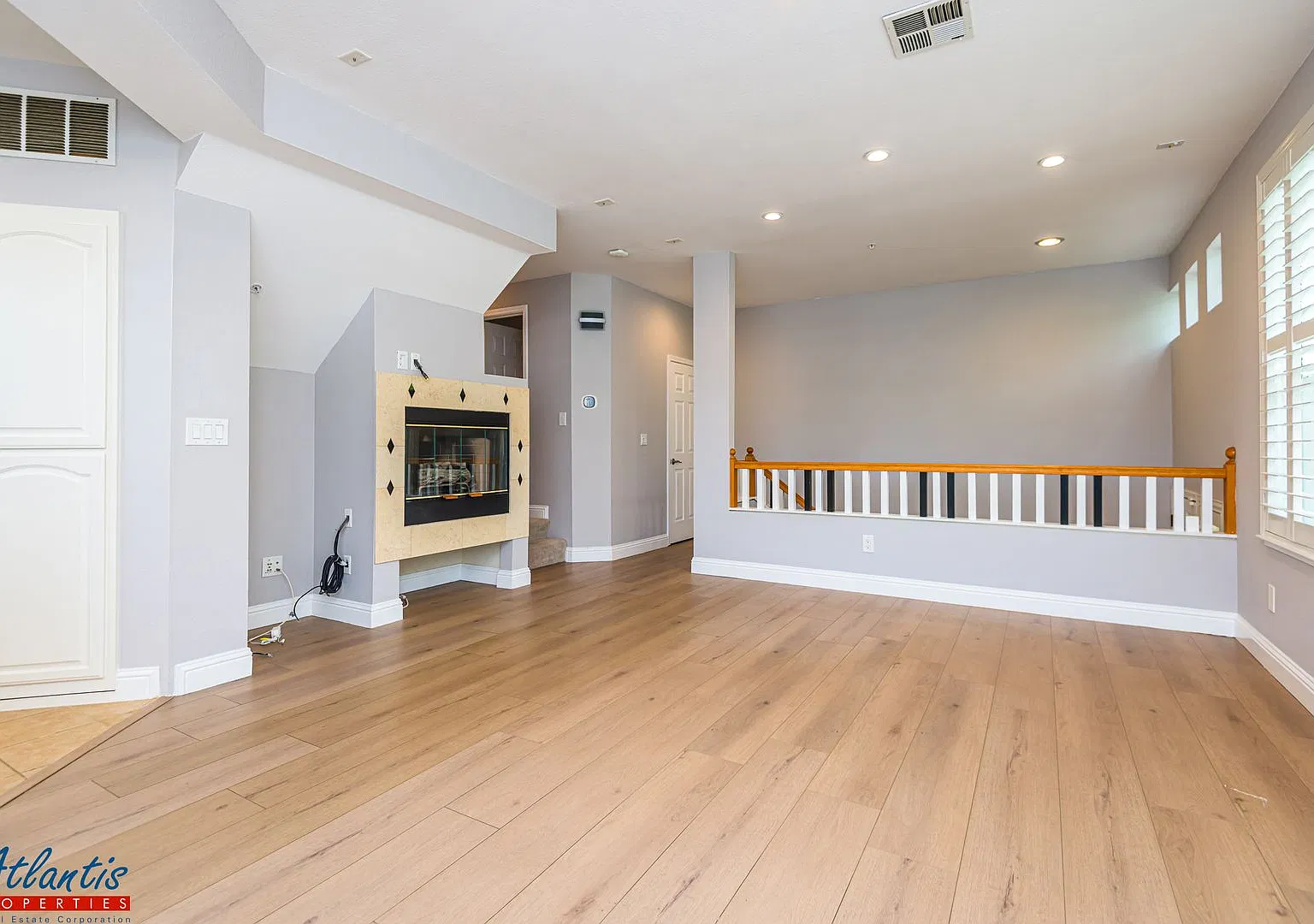 Lovely Townhouse | Desirable Location — Photo 3