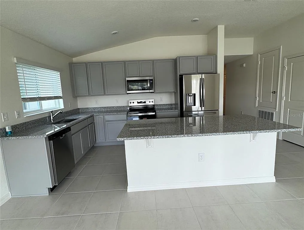 4 bed, 2.0 bath, 1707 sqft, $2,500 — Photo 2
