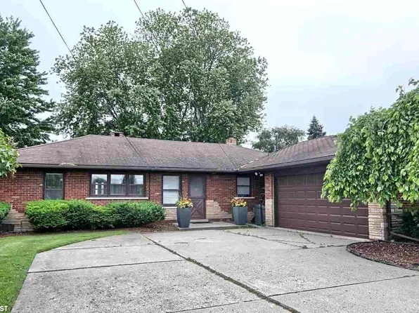 48372 Harbor Dr, Chesterfield, MI 48047