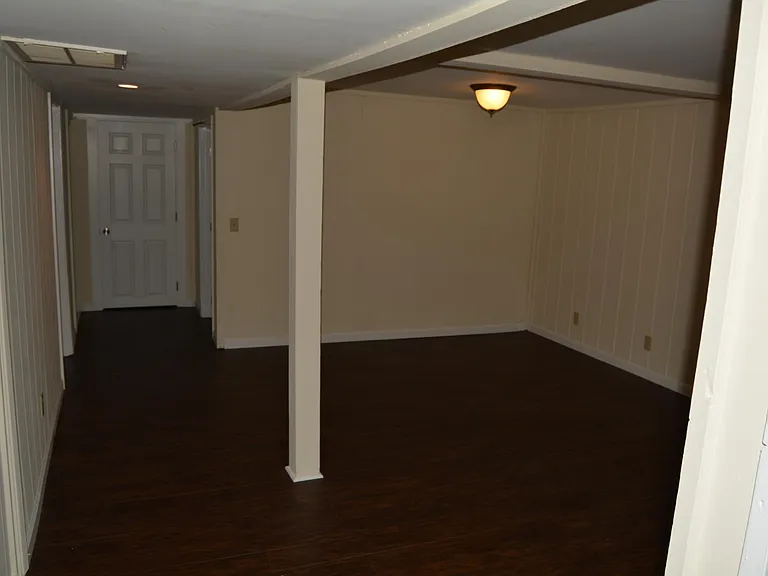 802 W White River Blvd — Photo 8