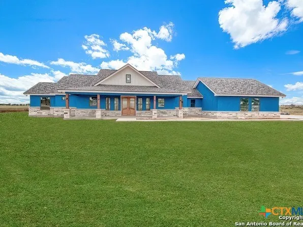 228 Triple R Dr, La Vernia, TX 78121