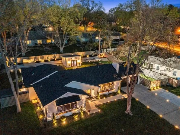 8221 Beverly Dr, Prairie Village, KS 66208