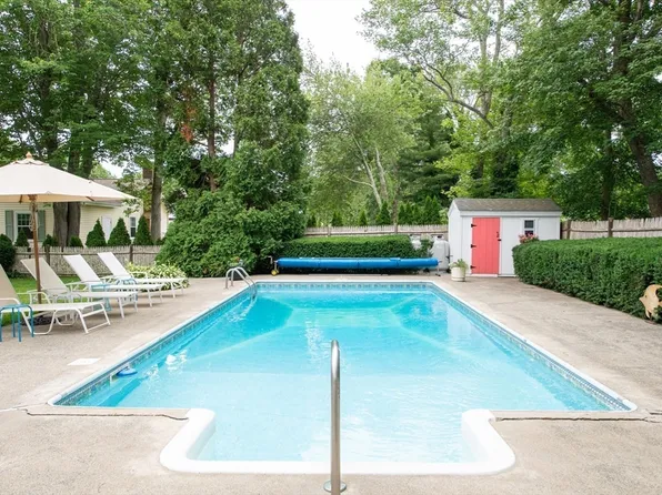 12 Brook Dr, Fairhaven, MA 02719