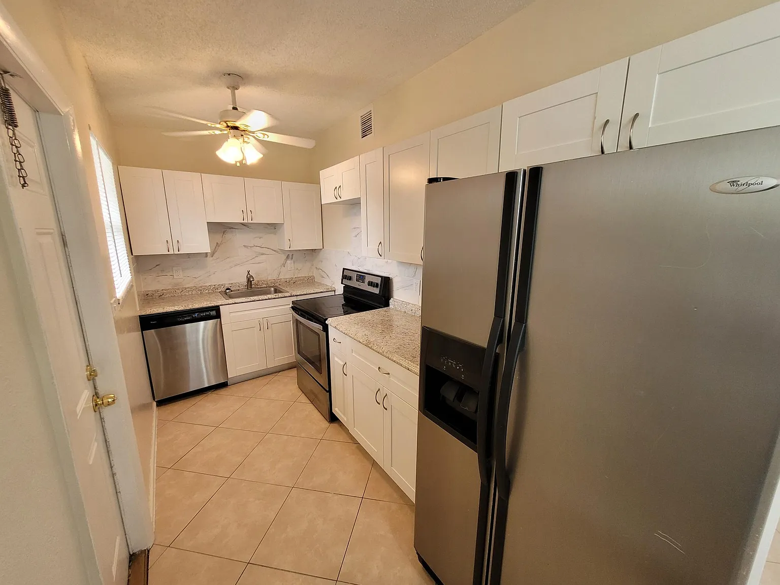 3 bed, 1050 sqft, $2,700 — Photo 2