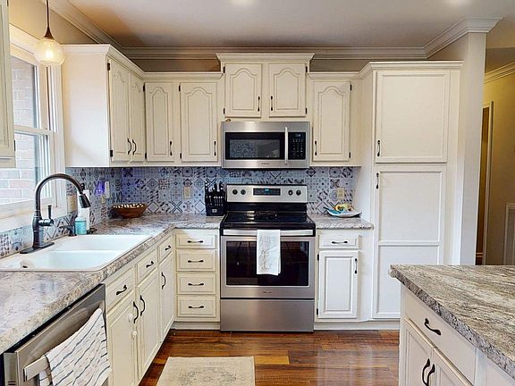 5th image of 2164 Oakview Ave