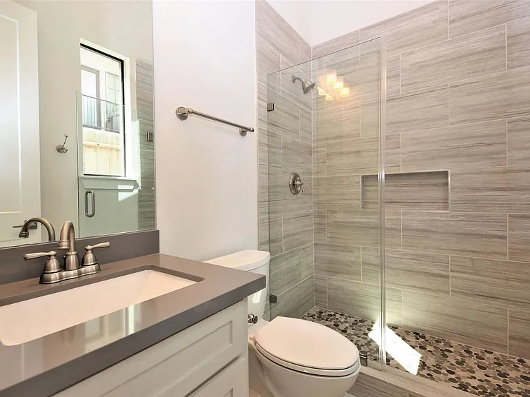 816 W 22nd St — Photo 15