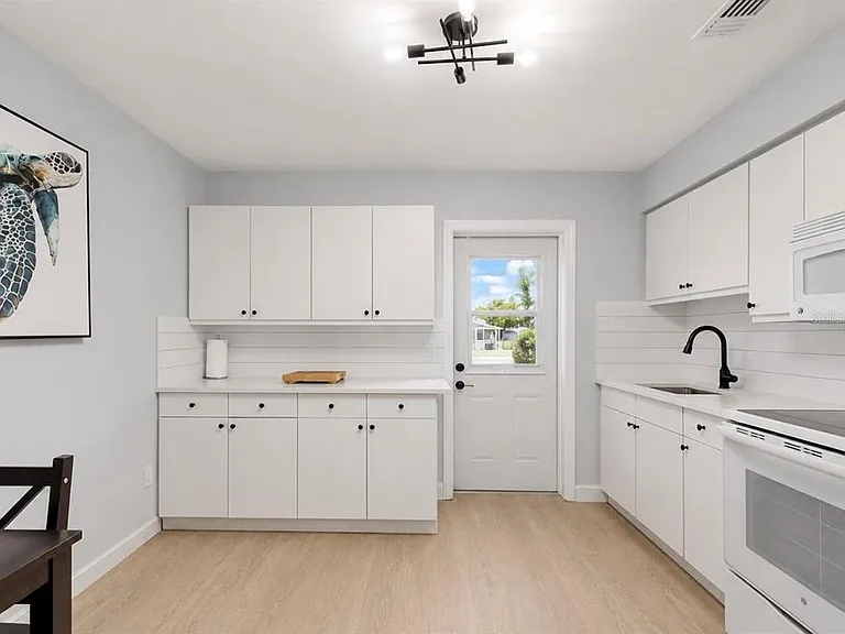 4933 Victoria Dr — Photo 8