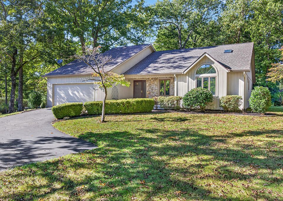 1st image of 40 Kingsboro Ln